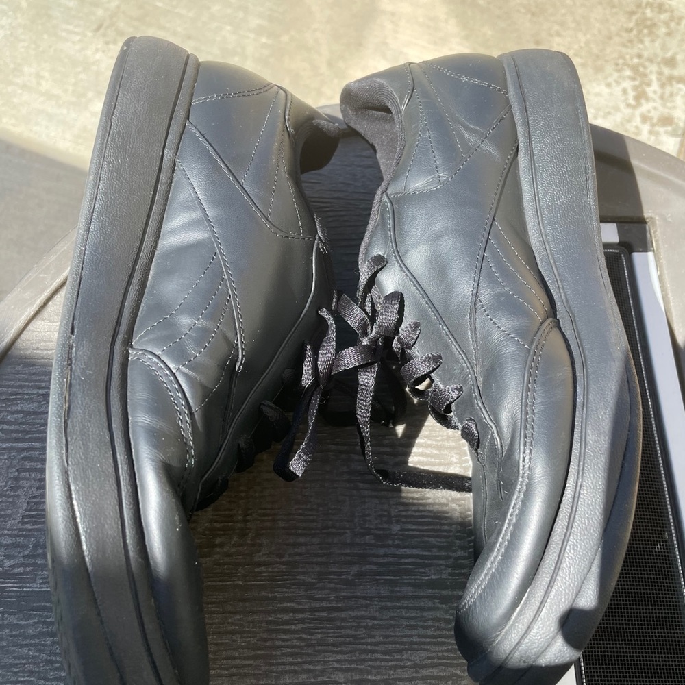 Black Reebok - Picture 3 of 5